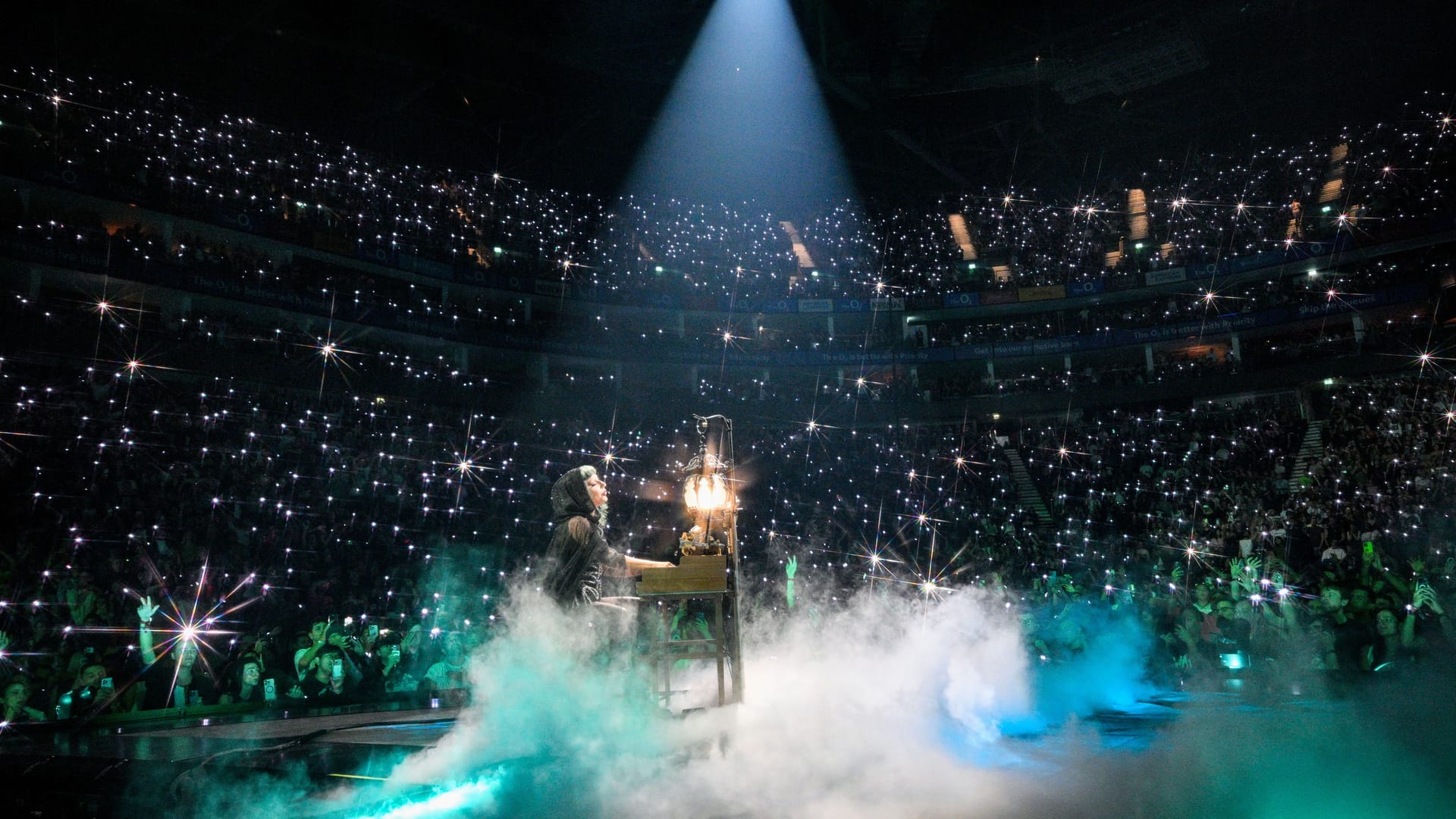 Lady Gaga: In ruhigen Momenten sitzt sie selbst am Klavier, etwa bei "Die With A Smile" von ihrem neuen Album. Lady Gaga: In ruhigen Momenten sitzt sie selbst am Klavier, etwa bei "Die With A Smile" von ihrem neuen Album.