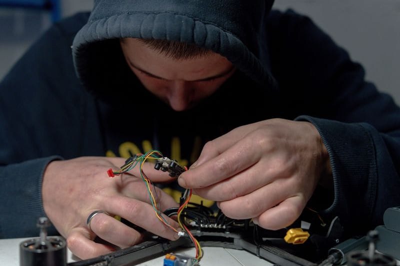Ein Soldat der Khartia-Brigade baut in der Oblast Charkiw in der Ukraine eine Drohne zusammen.