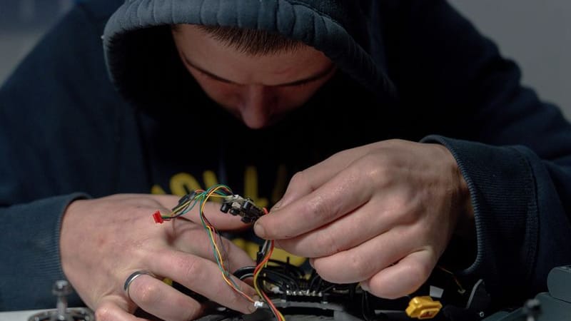 Ein Soldat der Khartia-Brigade baut eine Drohne im Oblast Charkiw in der Ukraine zusammen. Ein Soldat der Khartia-Brigade baut eine Drohne im Oblast Charkiw in der Ukraine zusammen.