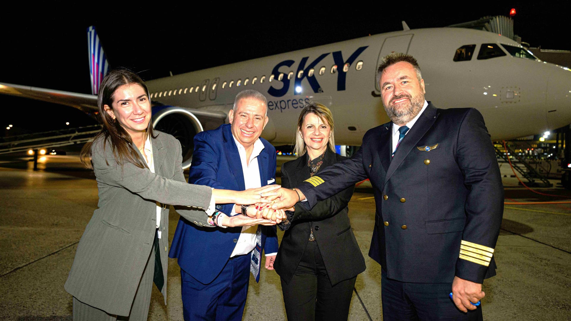 Henning Pfisterer (Flughafen Düsseldorf, 2.v.l.) begrüßte Dafni Pelakasi (links) und Magda Karanikola (beide SKY Express) sowie Kapitän George Tsiopoulos nach der Landung. Henning Pfisterer (Flughafen Düsseldorf, 2.v.l.) begrüßte Dafni Pelakasi (links) und Magda Karanikola (beide SKY Express) sowie Kapitän George Tsiopoulos nach der Landung.