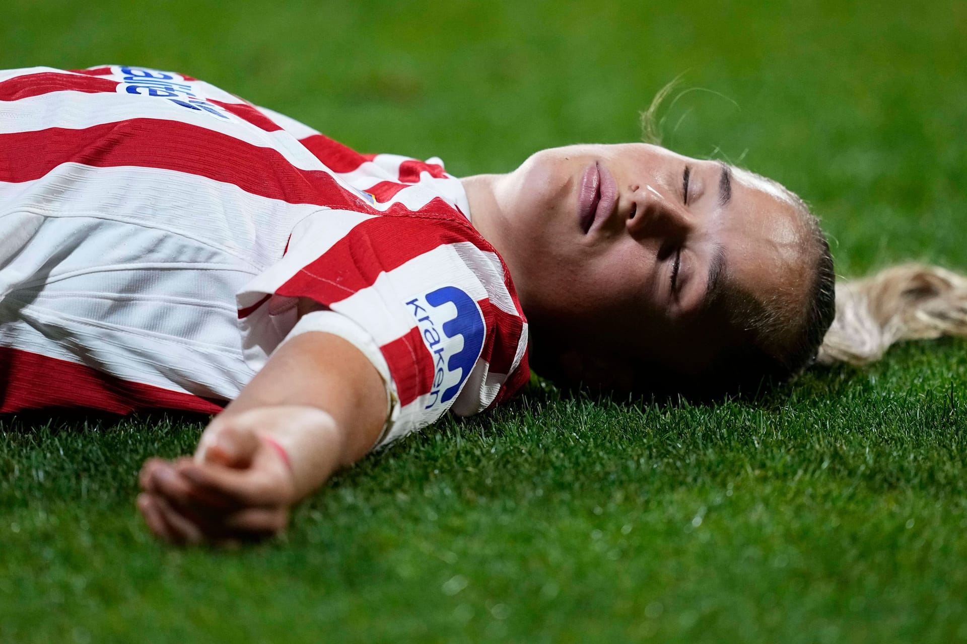 Andrea Medina: Die Verteidigerin kassierte einen schmerzhaften Kopftreffer.