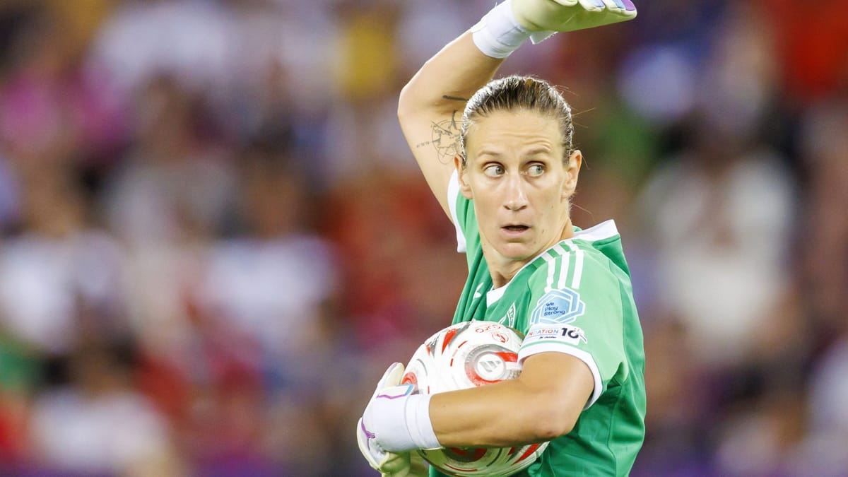 Flug gestrichen: DFB-Torhüterin Berger reist verspätet an