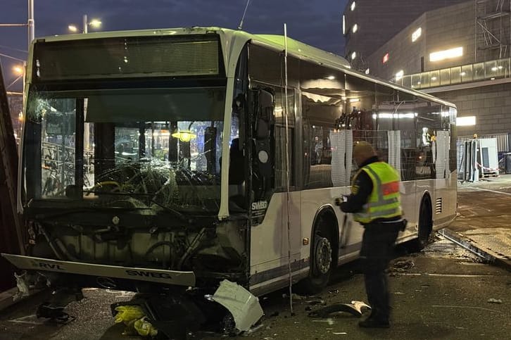 Der schwer beschädigte Bus: In Weil am Rhein gab es einen Verkehrsunfall. Der schwer beschädigte Bus: In Weil am Rhein gab es einen Verkehrsunfall.