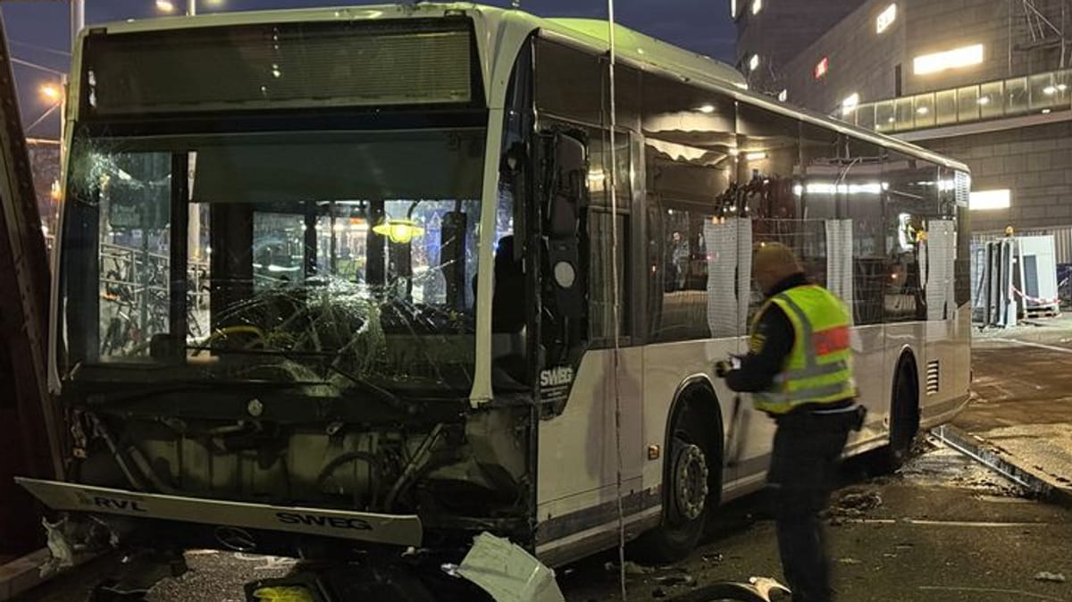 Frau stirbt nach schwerem Busunfall in Baden-Württemberg