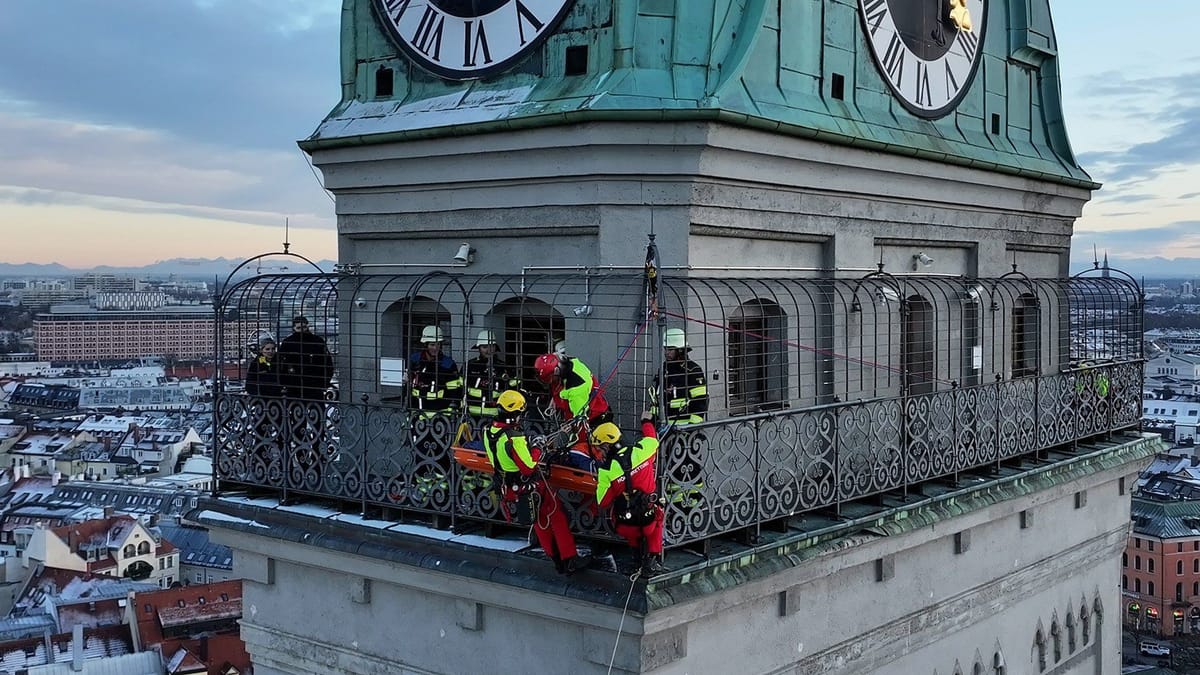 München: Frau stürzt im Alten Peter – spektakuläre Rettung