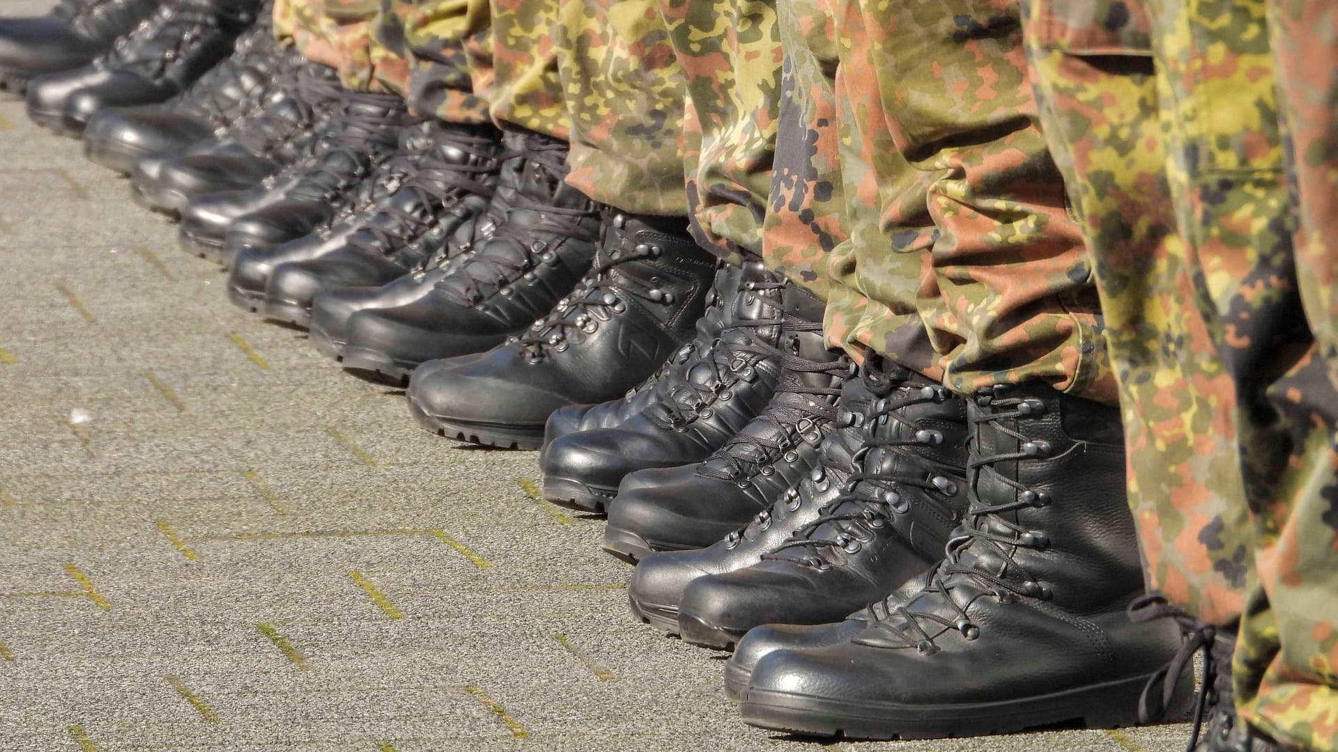 Soldaten in Reih und Glied mit Kampfstiefel (Symbolbild):