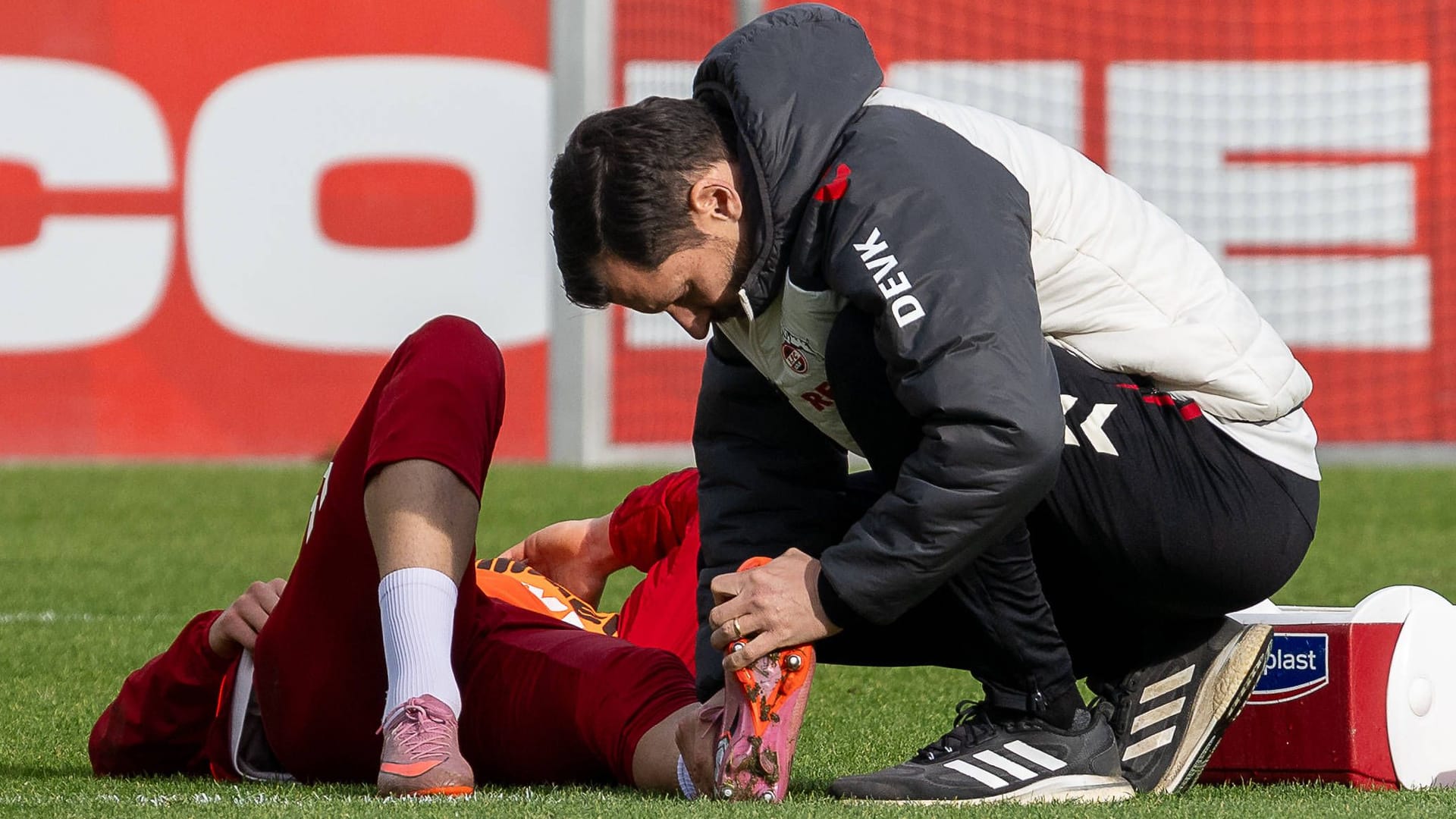 Said El Mala am Boden: In Köln bangt man um die Gesundheit des Offensivtalents. Said El Mala am Boden: In Köln bangt man um die Gesundheit des Offensivtalents.