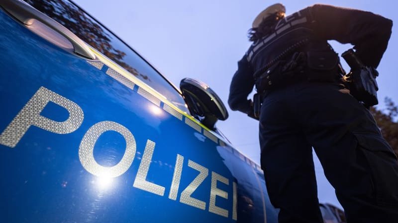 Eine Polizistin steht neben einem Polizeifahrzeug (Symbolbild): Wegen Anschlagsdrohungen gegen Berliner Schulen hat die Polizei Ermittlungen aufgenommen. Eine Polizistin steht neben einem Polizeifahrzeug (Symbolbild): Wegen Anschlagsdrohungen gegen Berliner Schulen hat die Polizei Ermittlungen aufgenommen.