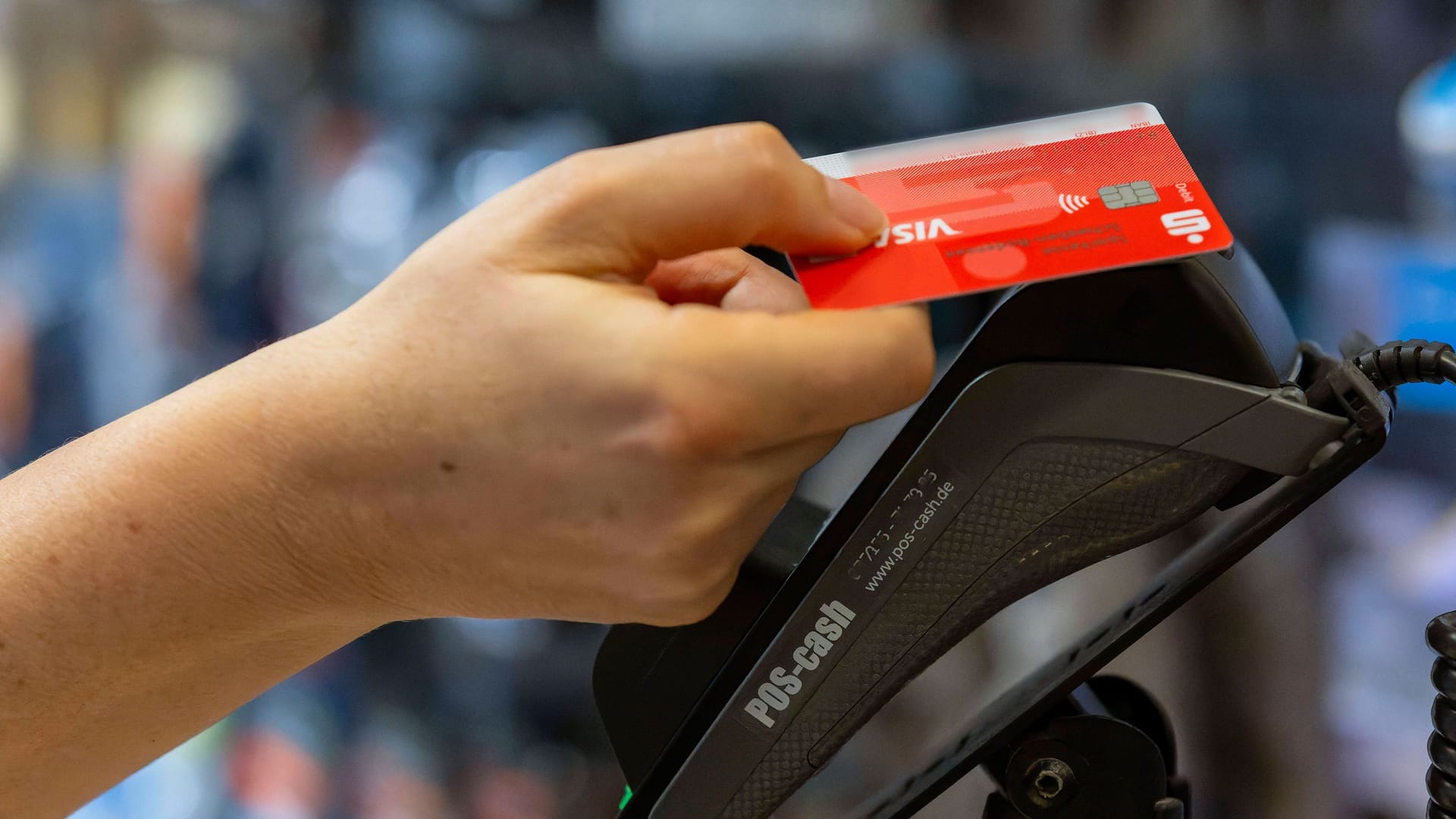 Kartenzahlung in einem Geschäft (Symbolbild): Die Zahl der Läden, die nur noch bargeldlose Zahlungen akzeptieren, nimmt zu. Kartenzahlung in einem Geschäft (Symbolbild): Die Zahl der Läden, die nur noch bargeldlose Zahlungen akzeptieren, nimmt zu.