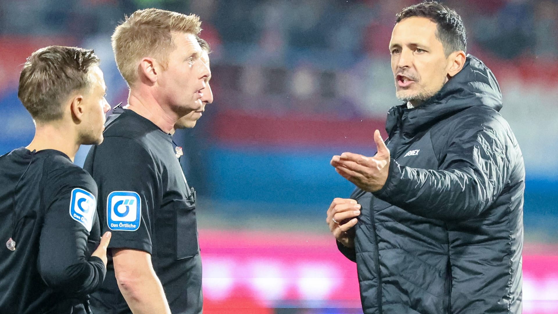 Dino Toppmöller (r.) nach dem Spiel: Der Frankfurter Trainer war mit der Leistung des Schiedsrichtergespanns nicht zufrieden. Dino Toppmöller (r.) nach dem Spiel: Der Frankfurter Trainer war mit der Leistung des Schiedsrichtergespanns nicht zufrieden.