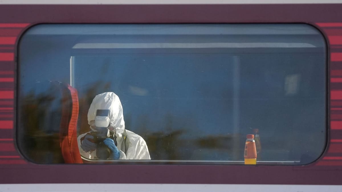 Messerangriff in britischem Zug: Bahnangestellter wird zum Helden