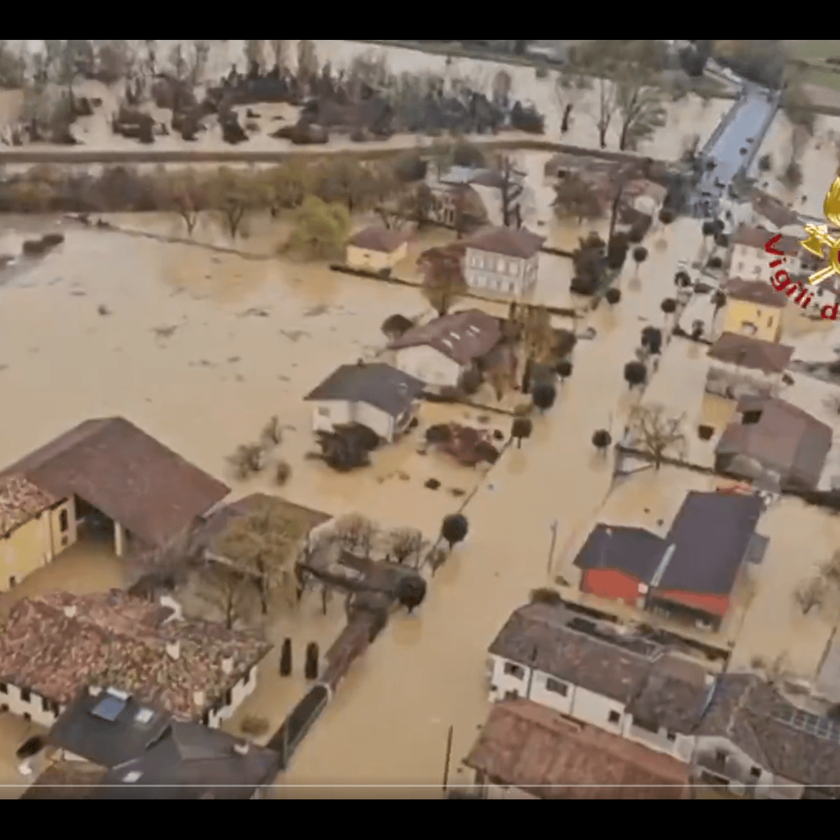 Schwere Unwetter haben in Gorizia zu Überflutungen geführt: Die Feuerwehr ist im Einsatz, um Personen zu retten, die auf die Hausdächer geflüchtet sind.