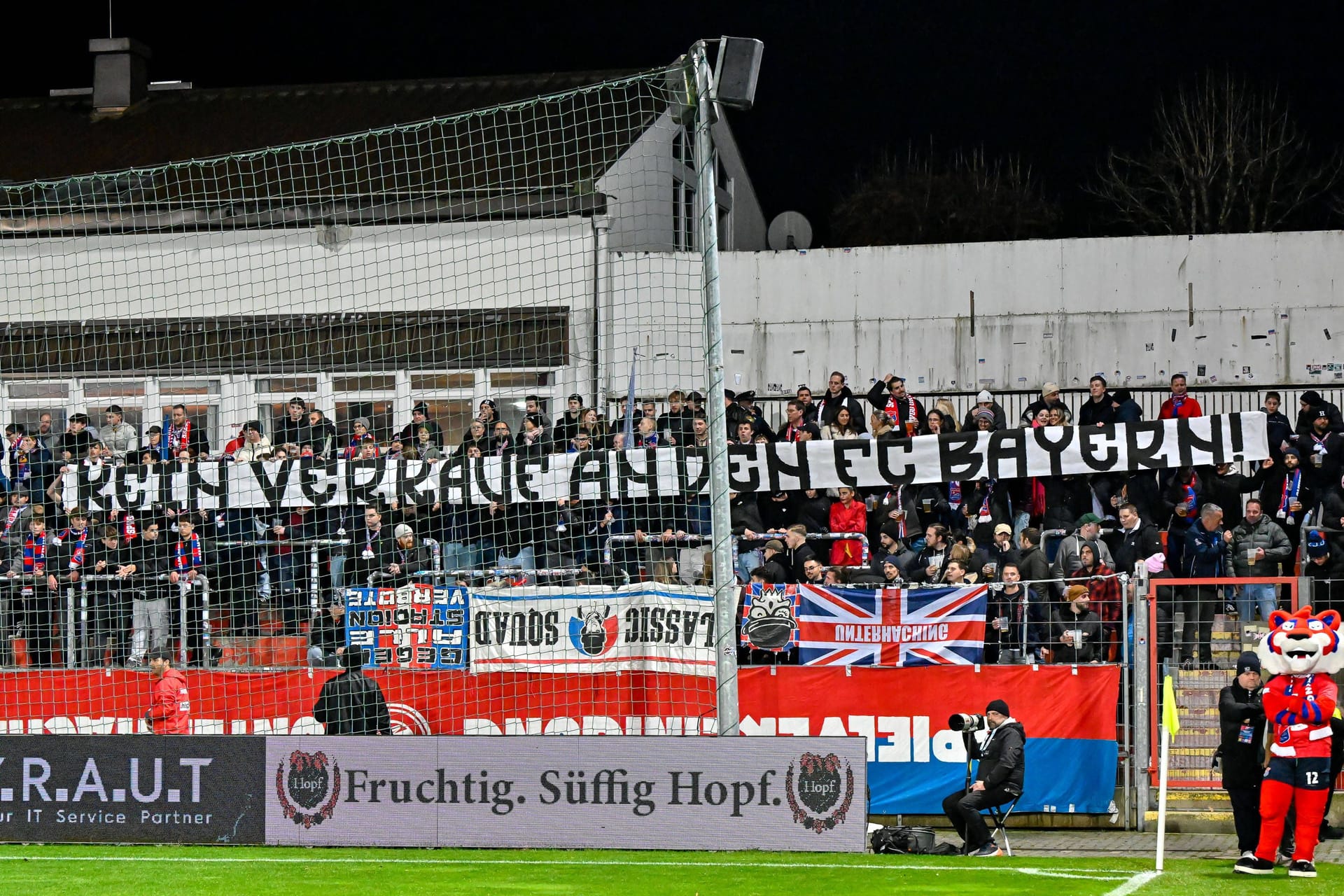"Kein Verkauf an den FC Bayern", steht auf einem weiteren Banner geschrieben.
