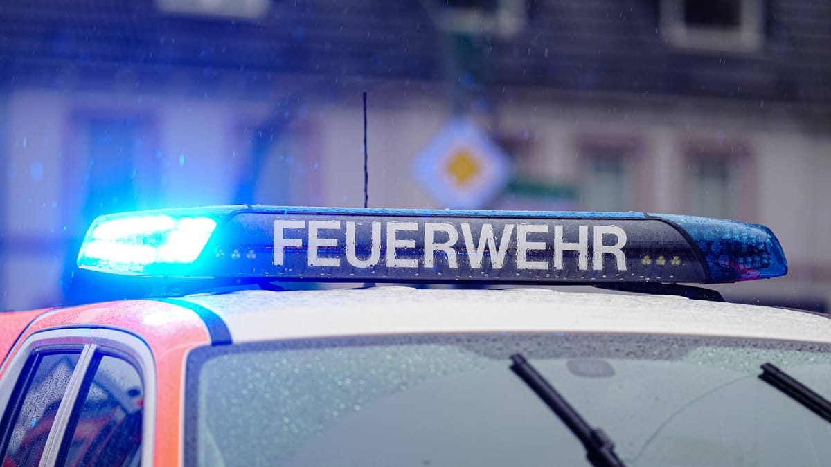 Dresden: Auto brennt zwischen Häusern aus – Besitzer verletzt