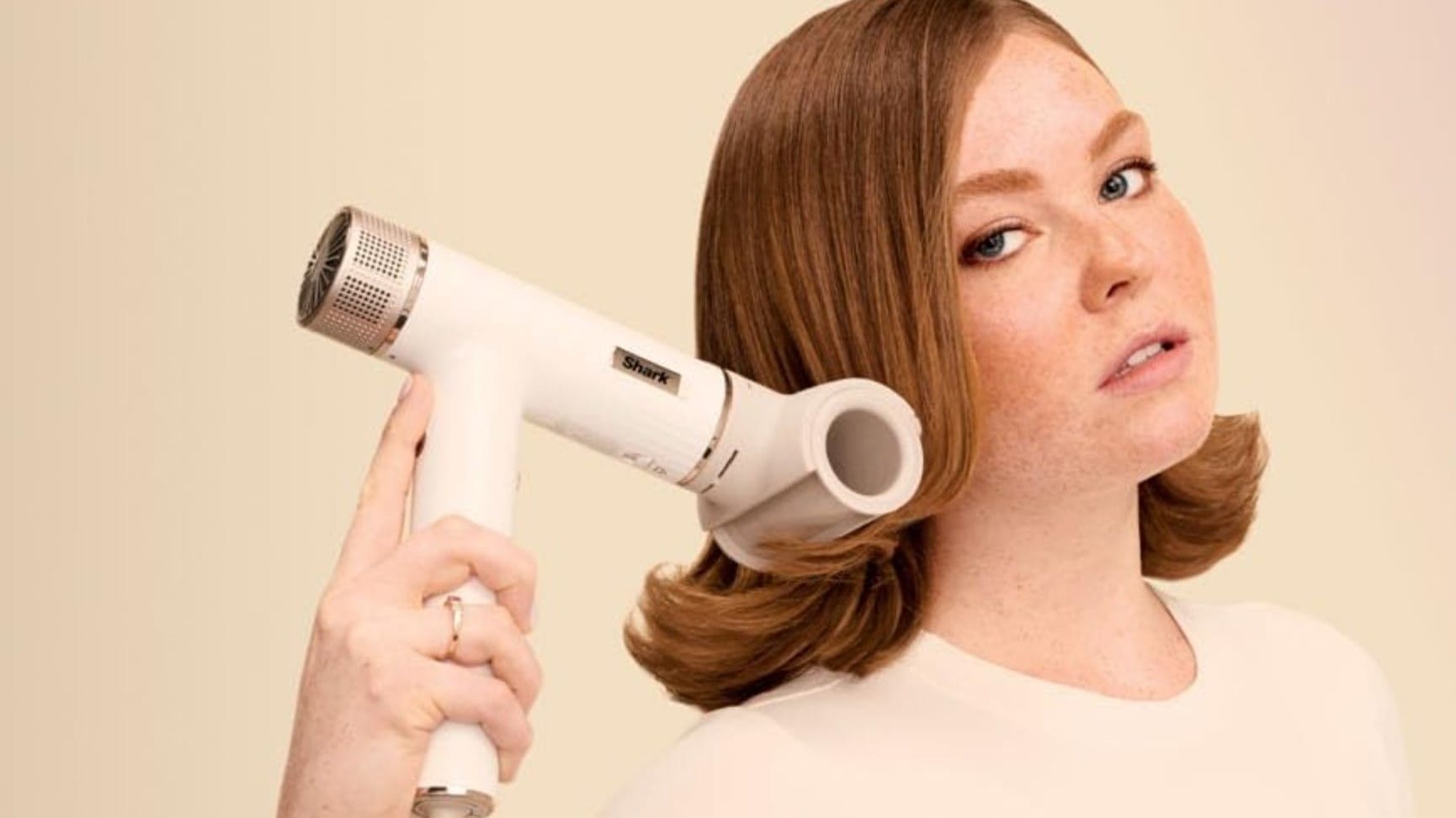 Der Shark SpeedStyle kommt mit fünf intelligenten Aufsätzen und praktischer Aufbewahrungstasche.