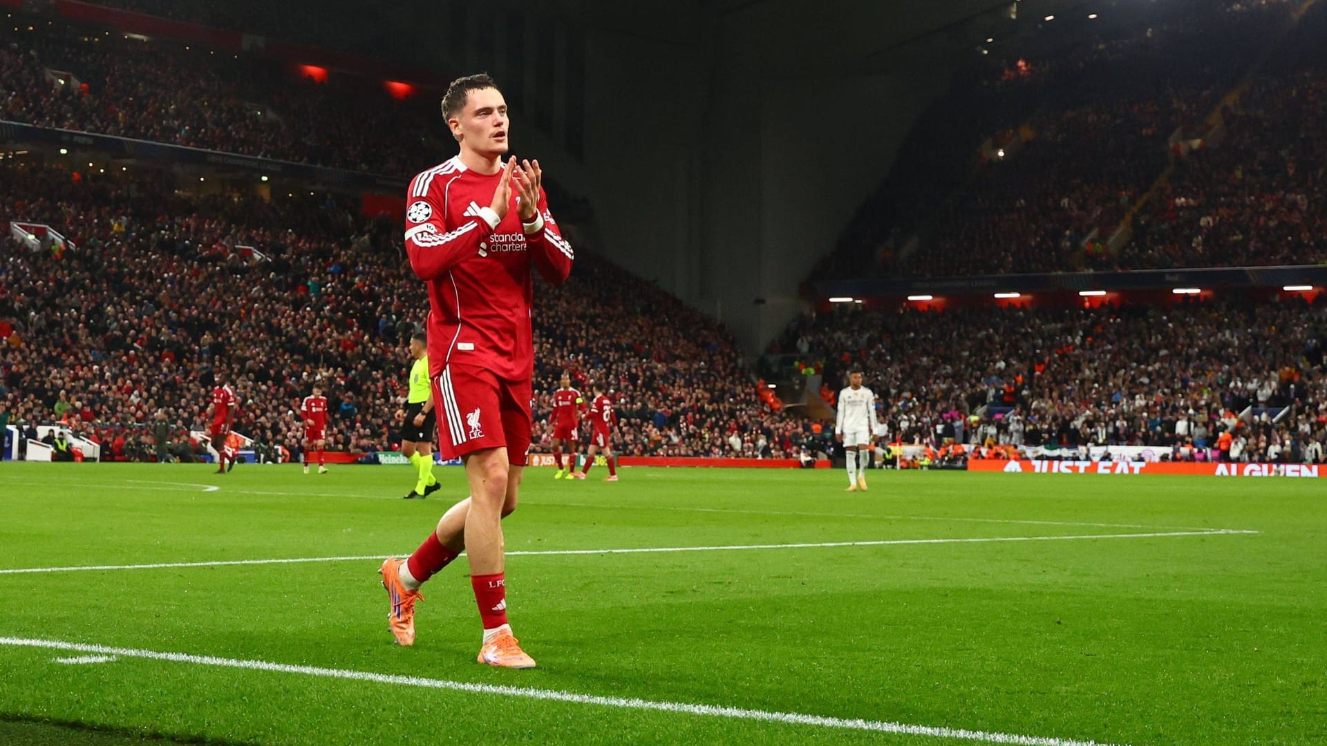 Florian Wirtz bedankt sich auf dem Weg zur Eckfahne.