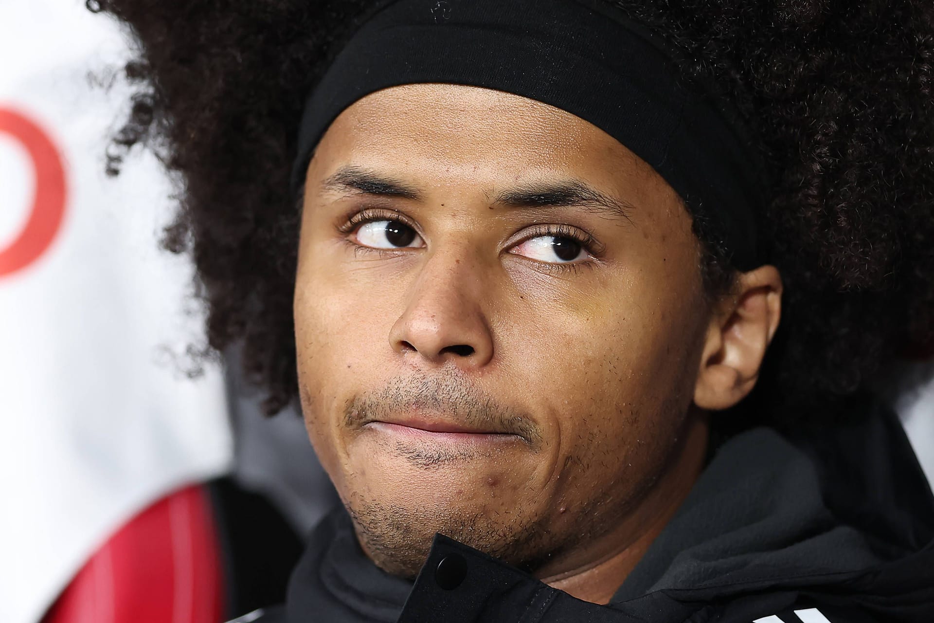 Karim Adeyemi auf der Ersatzbank während des Spiels gegen die Slowakei. Der Angreifer machte zuletzt abseits des Platzes Negativschlagzeilen.