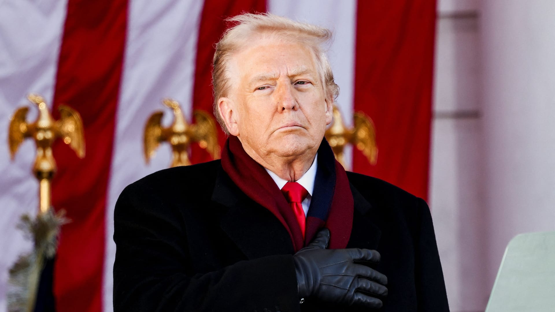 US-Präsident Donald Trump bei einer Zeremonie anlässlich des Veteranen-Gedenktags auf dem Soldatenfriedhof in Arlington. US-Präsident Donald Trump bei einer Zeremonie anlässlich des Veteranen-Gedenktags auf dem Soldatenfriedhof in Arlington.