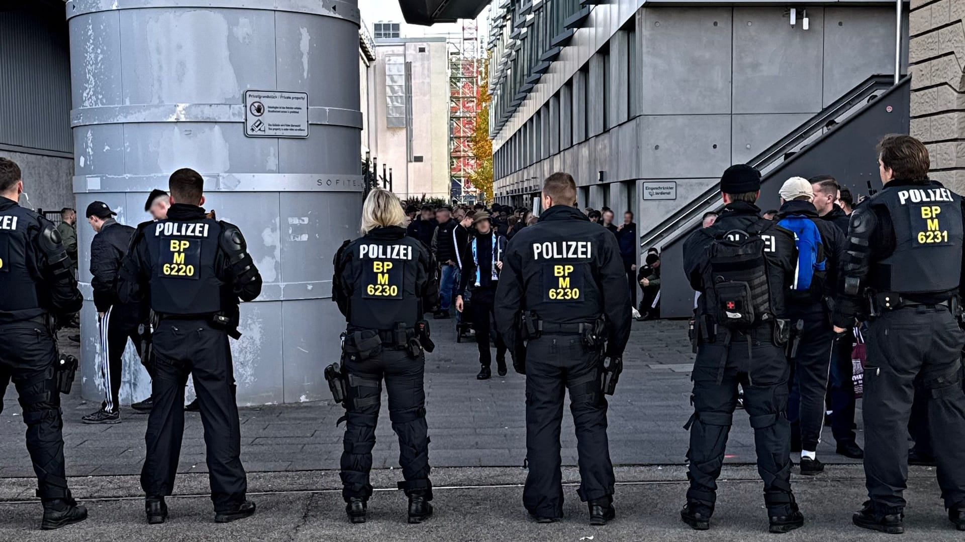 Bundespolizisten nehmen die Fans am Hauptbahnhof im Empfang: Alle Cottbus-Fans mussten sich vor Ort ausweisen.