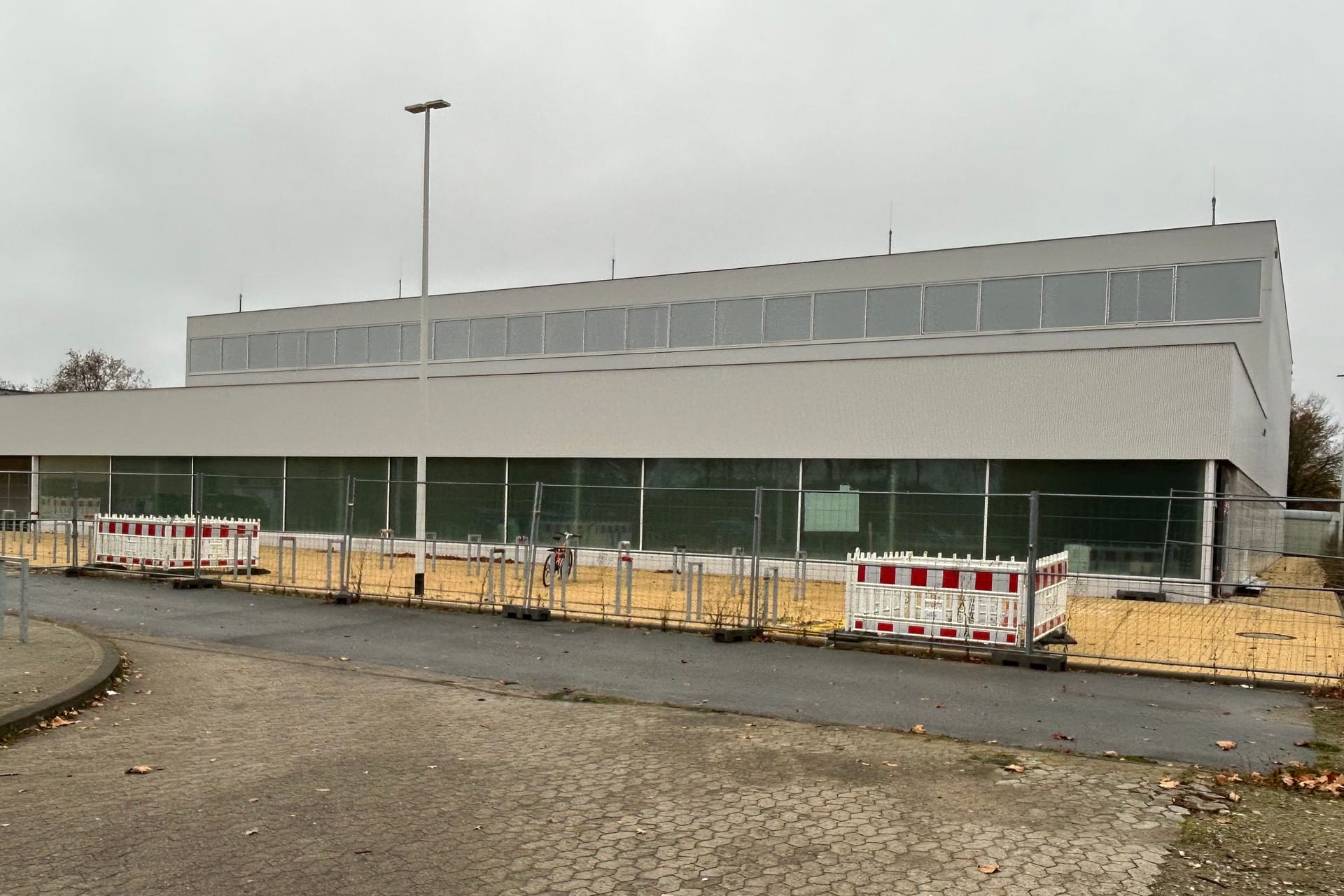 Blick auf die Sally-Perel-Gesamtschule: Die Sporthalle entspricht nicht den Sicherheitsanforderungen.