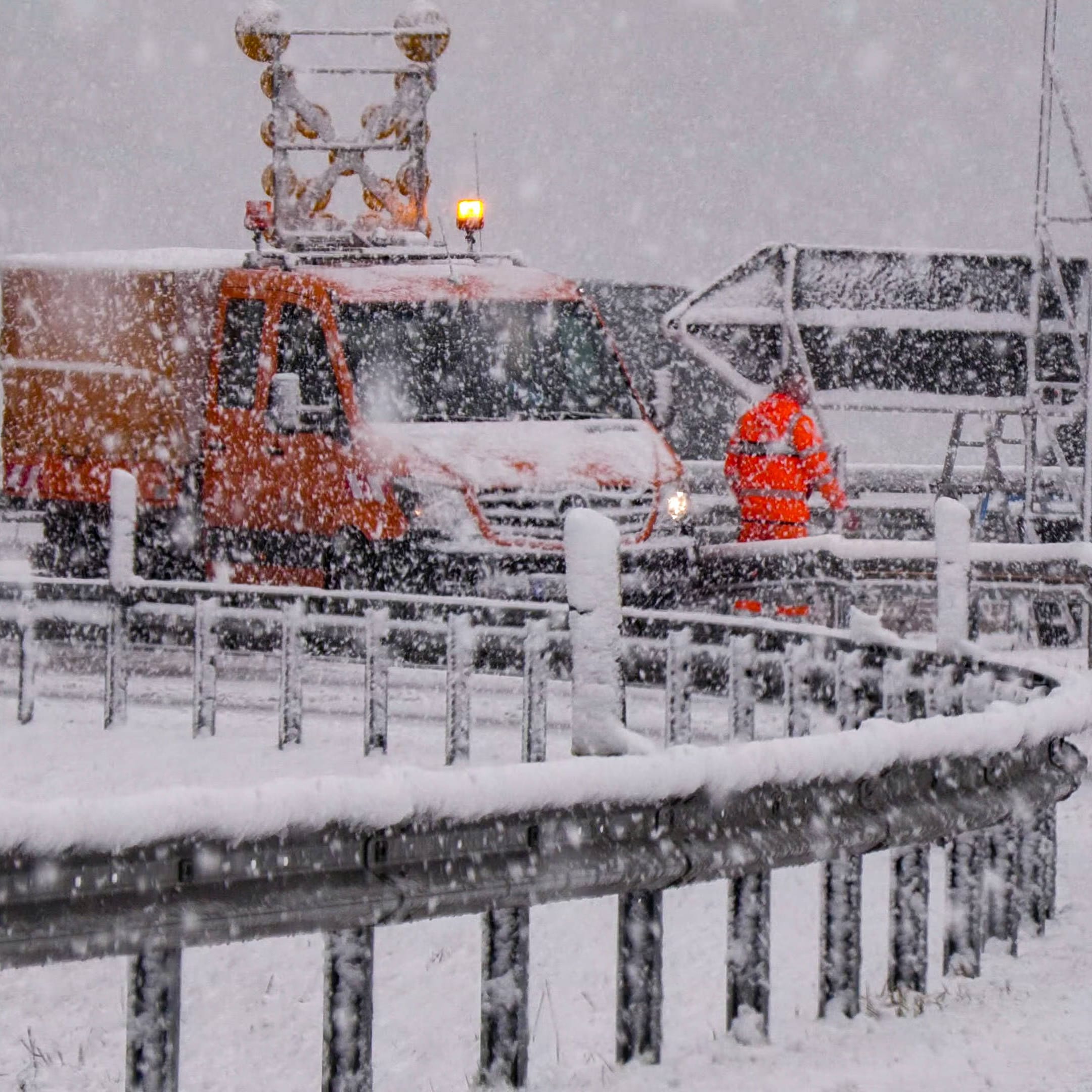 Schnee und und glatte Straßen (Symbolbild): Das Wetter in Deutschland wird mancherorts winterlich.