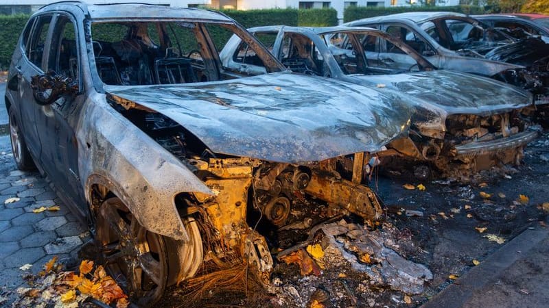 Ausgebrannte Fahrzeuge stehen im Stadtteil Othmarschen im Hamburger Westen an einer Strasse: Insgesamt brannten vier Autos aus, darunter das Fahrzeug der Ehefrau eines AfD-Politikers.