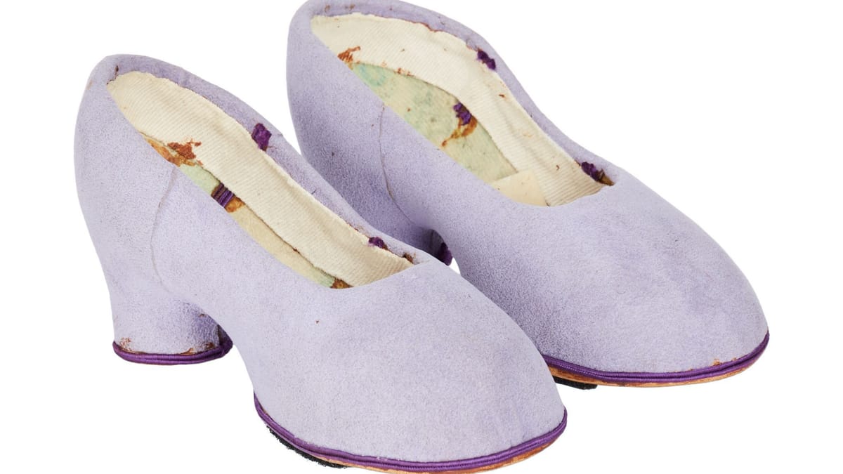 Schuhe von Miss Piggy versteigert