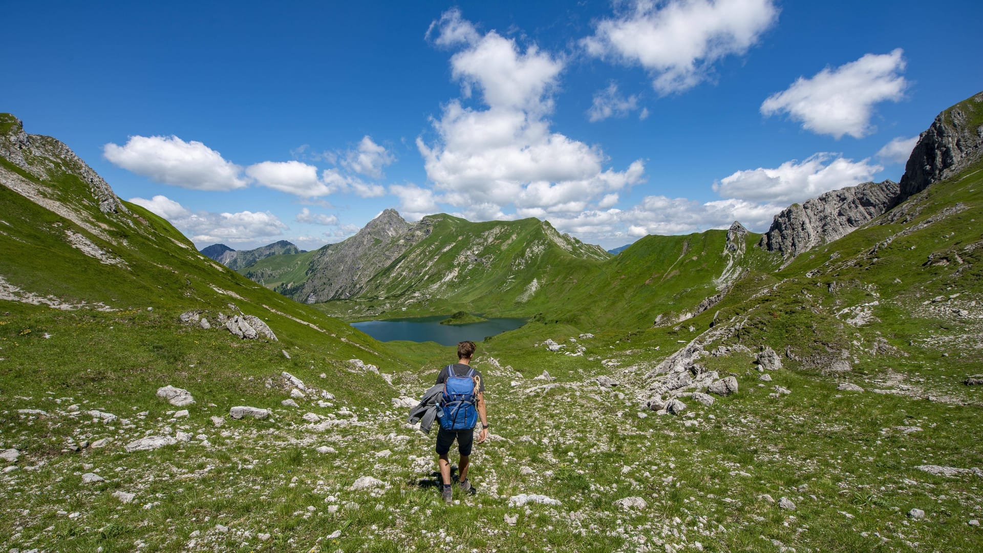Wanderer auf dem Jubiläumsweg, im Hintergrund der Schrecksee (Archivbild): Der Wanderweg gilt als anspruchsvoll, am Ende musste die Bergrettung ausrücken. Wanderer auf dem Jubiläumsweg, im Hintergrund der Schrecksee (Archivbild): Der Wanderweg gilt als anspruchsvoll, am Ende musste die Bergrettung ausrücken.