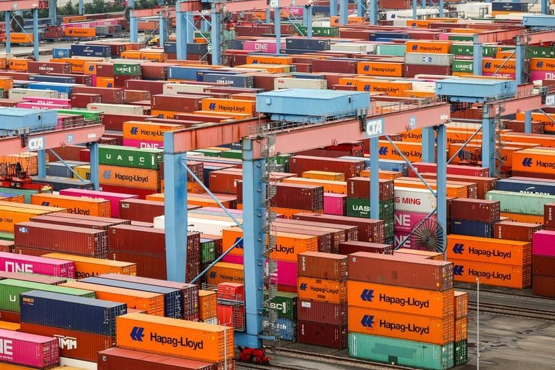 Container werden am der Hamburger Hafen und Logistik gelagert (Archivbild): Der Bund will mehr als eine Milliarde Euro für einen Logistik-Hub in Bremerhaven ausgeben. Das ruft Kritik in Hamburg hervor.