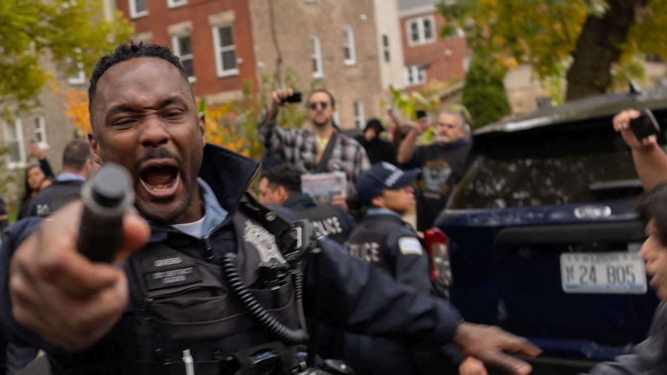 Ein Polizist in Chicago reagiert bei der Festnahme eines Mannes. Bei Protesten gegen die Razzia kam es zu Ausschreitungen. Ein Polizist in Chicago reagiert bei der Festnahme eines Mannes. Bei Protesten gegen die Razzia kam es zu Ausschreitungen.
