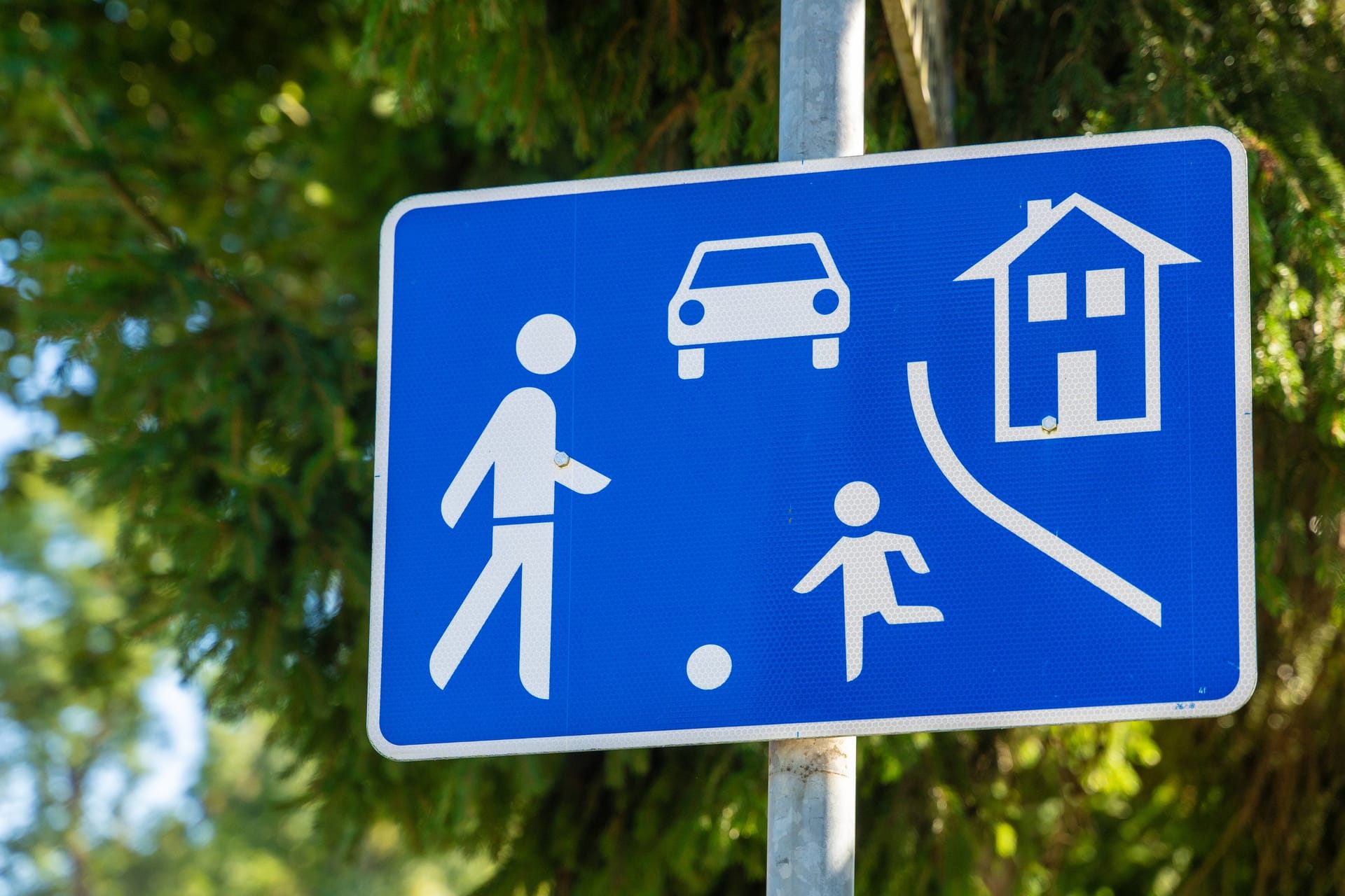 Vorsicht an der Spielstraße: Fahrzeuge dürfen nur Schrittgeschwindigkeit fahren, Fußgänger und spielende Kinder haben Vorrang.
