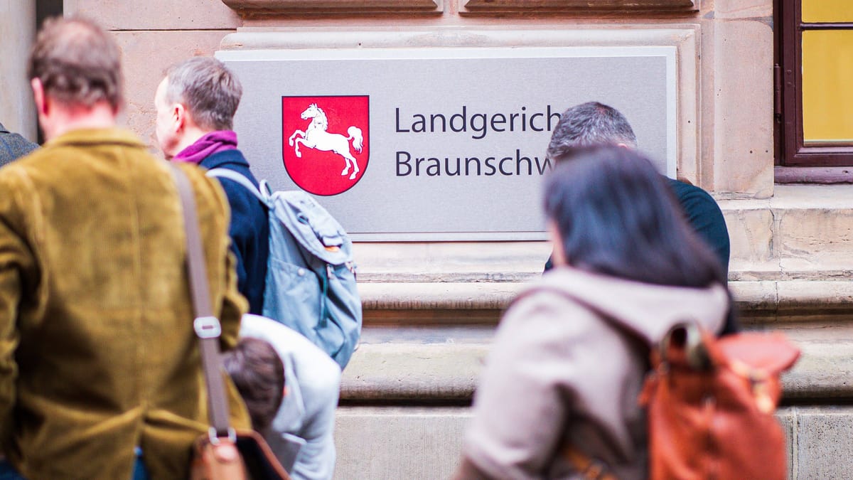 V Braunschweigu se je začelo sojenje moškemu, ki naj bi ženo zažgal med spanjem