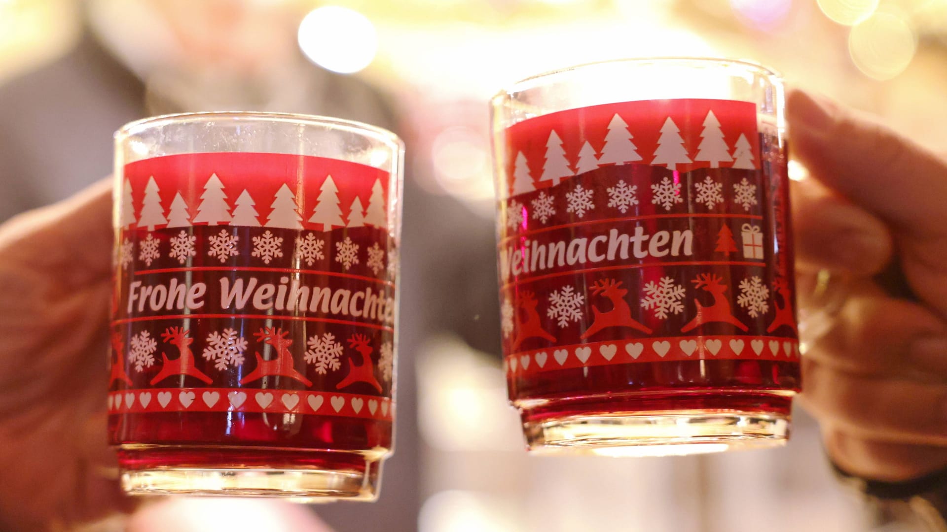 Zwei Personen stoßen mit Glühwein an (Symbolbild): Am Samstag geht es um 16 Uhr in Giesing los.