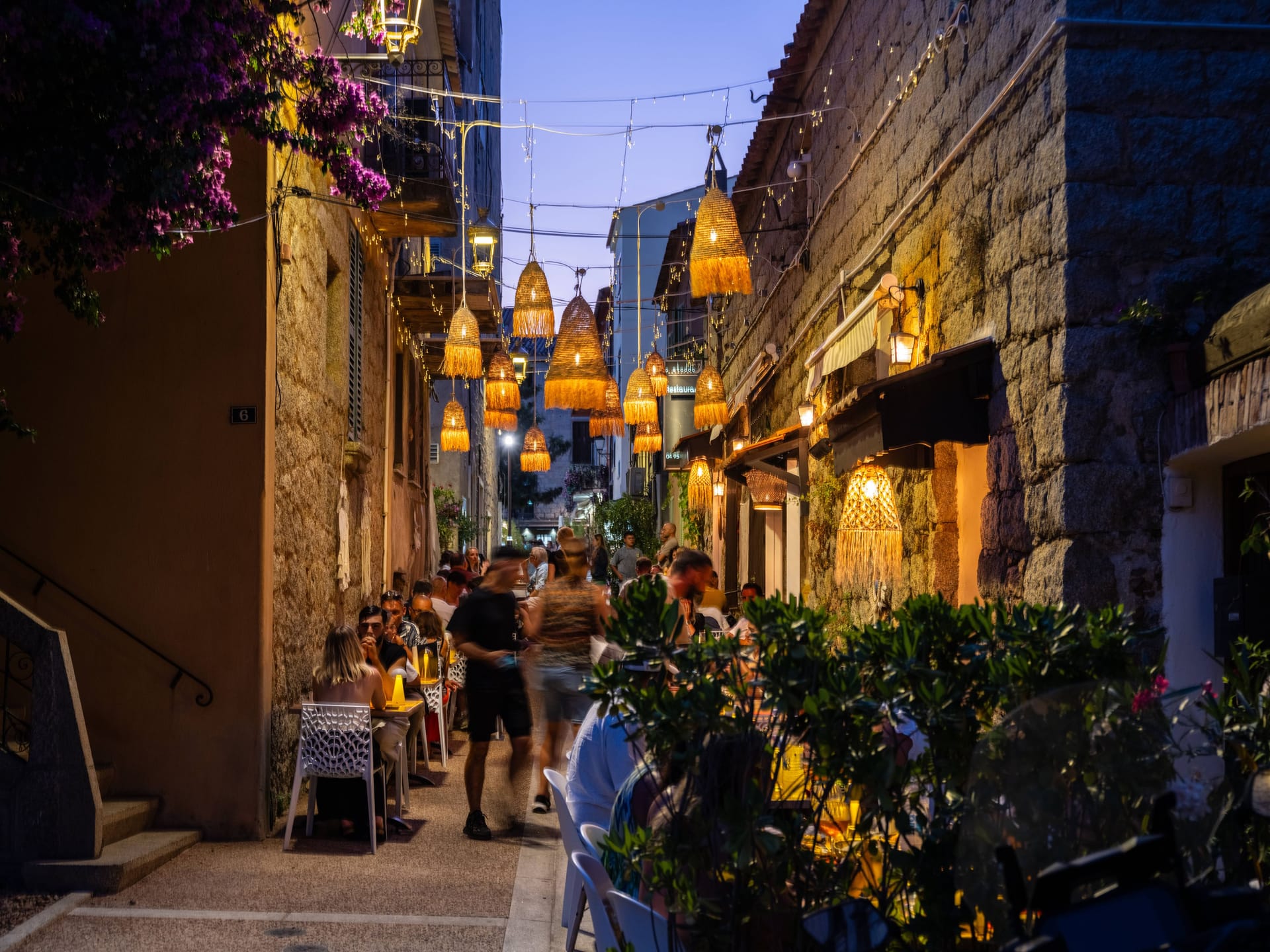 Abendstimmung in der malerischen Altstadt von Porto: In der warmen Jahreszeit findet ein großer Teil des Lebens im Freien statt. Abendstimmung in der malerischen Altstadt von Porto: In der warmen Jahreszeit findet ein großer Teil des Lebens im Freien statt.