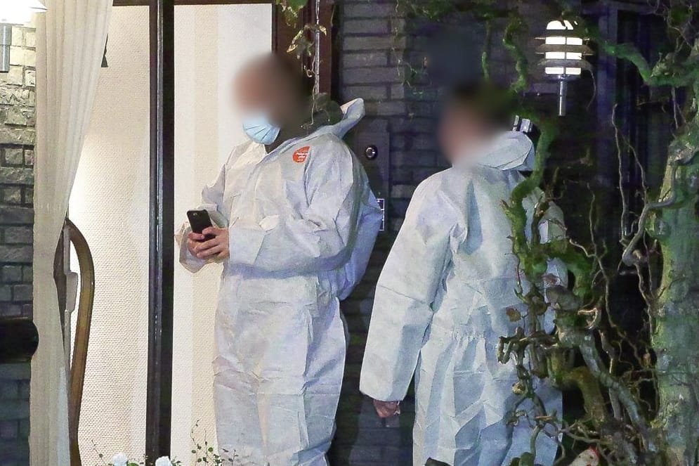 Tötungsdelikt in einem Mehrfamilienhaus: Ermittler in Urdenbach, hier soll ein Rentner seine Frau getötet haben.