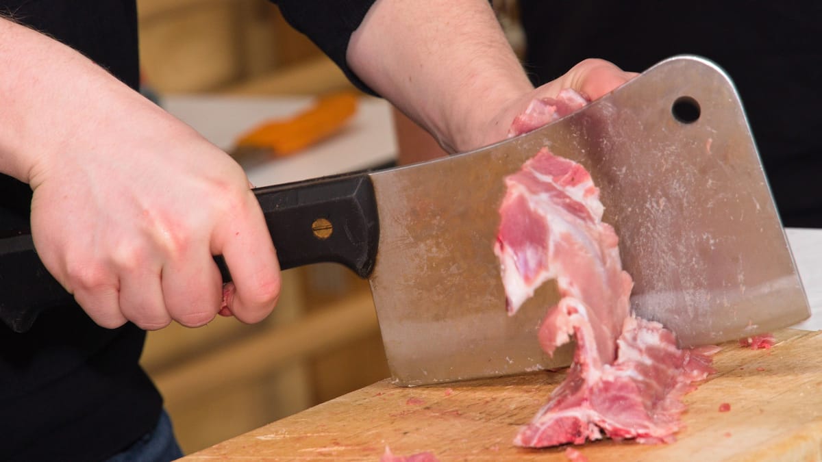 Streit im Restaurant: Mitarbeiter schlägt Opfer Küchenbeil auf den Kopf