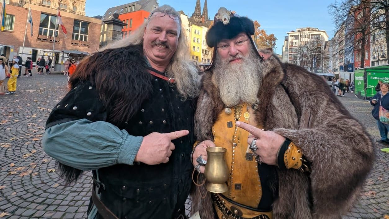 Wollen in die Kneipe: Attila und sein Adjutant Markus.