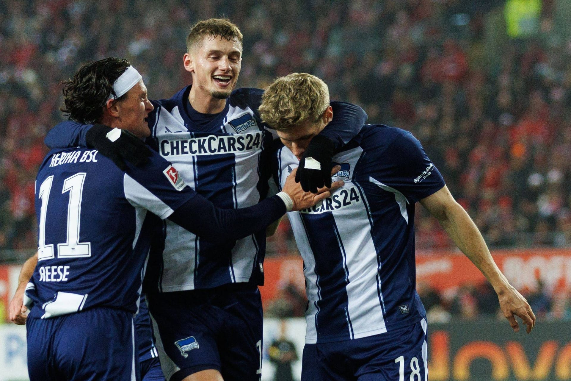 Die Hertha-Spieler jubeln: Luca Schuler traf zur Führung.