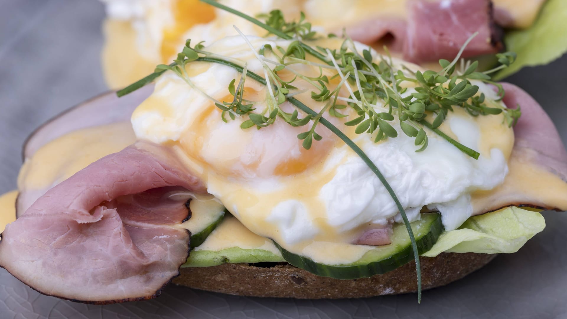 Egg's Benedict: Der Frühstücksklassiker enthält gleich mehrere cholesterinreiche Lebensmittel.