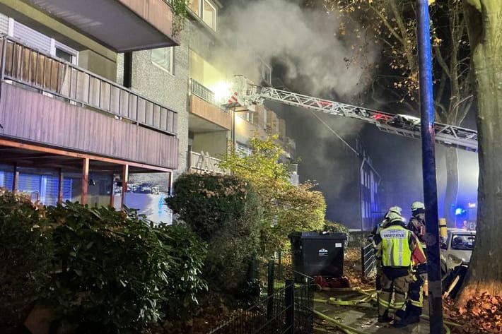 Aus dem Mehrfamilienhaus in Essen-Steele konnten sich einige Bewohner retten, andere waren im Rauch eingeschlossen.