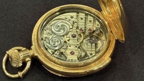 Die goldene Taschenuhr, die Tage nach dem Untergang aus dem Titanic-Wrack geborgen wurde: Für rund 1 Million Pfund soll sie den Besitzer wechseln.