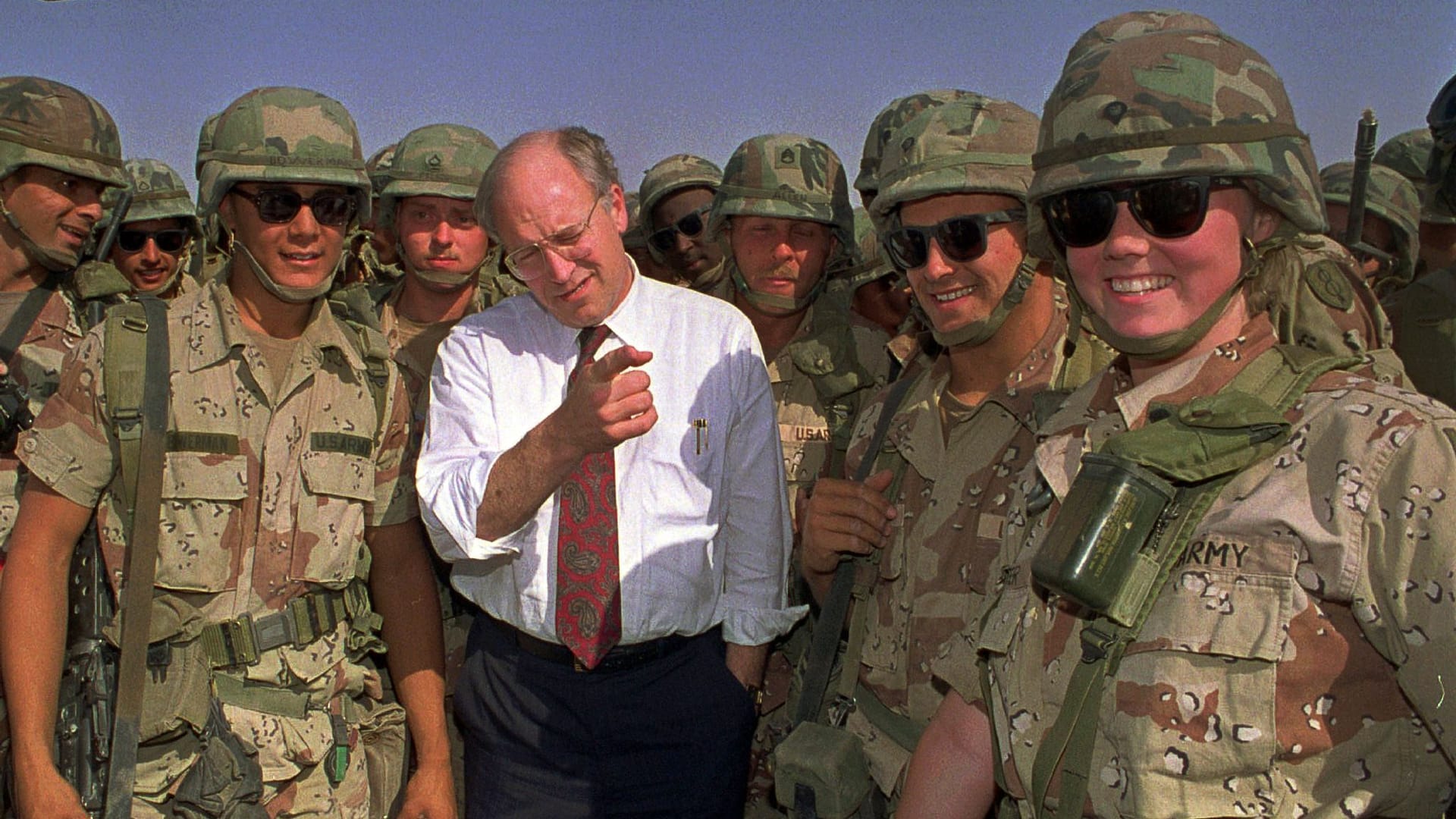 Schon als US-Verteidigungsminister posiert Dick Cheney im Mai 1991 mit Truppen der US-Armee im Südirak.