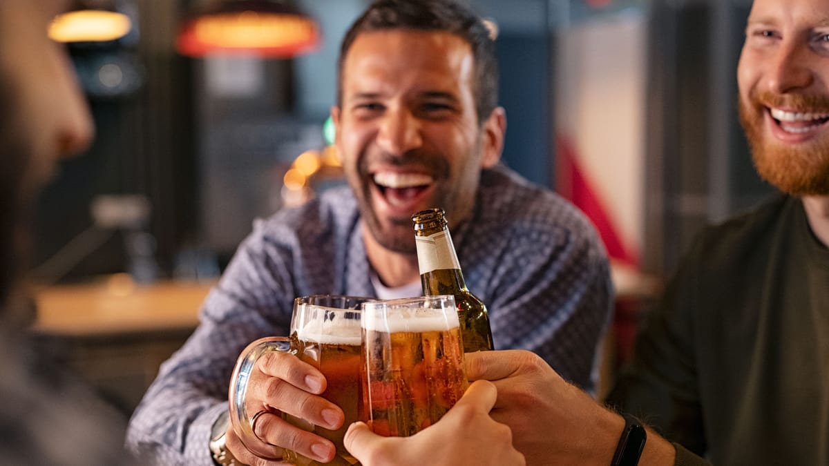 Alkohol schadet: Hirnblutung droht bei Vieltrinkern elf Jahre früher