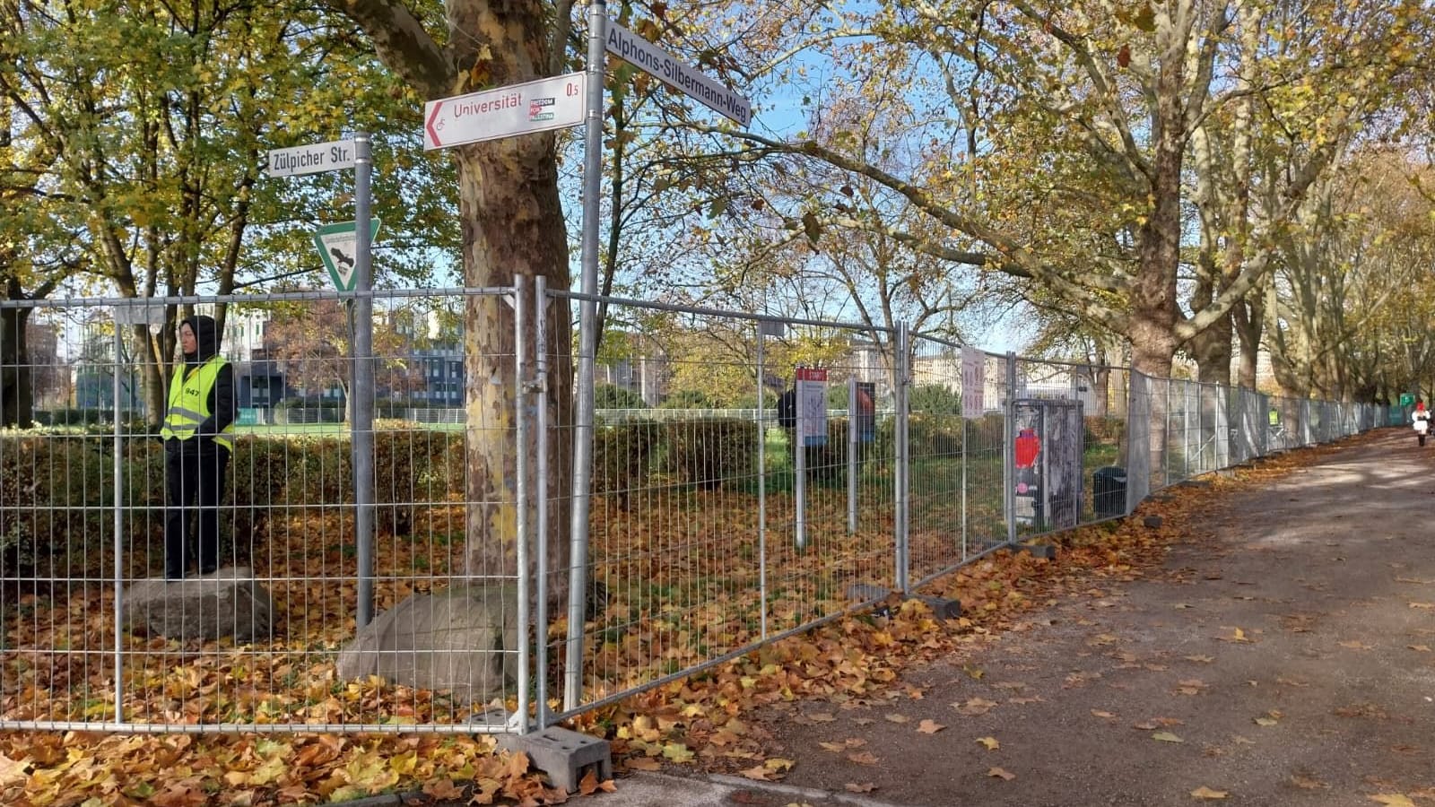 Die Absperrungen an der Uniwiese: Bis zum Straßenkarneval 2026 soll die Ausweichfläche weiter verkleinert werden.