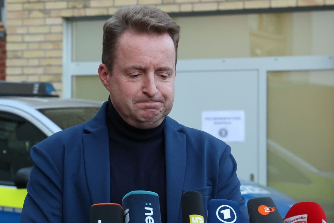 Harald Nowack, Oberstaatsanwalt der Staatsanwaltschaft Rostock, informiert über die Festnahme im Fall Fabian (Archivbild): Die Ermittler hätten jeden Stein umgedreht, so der Ermittler.