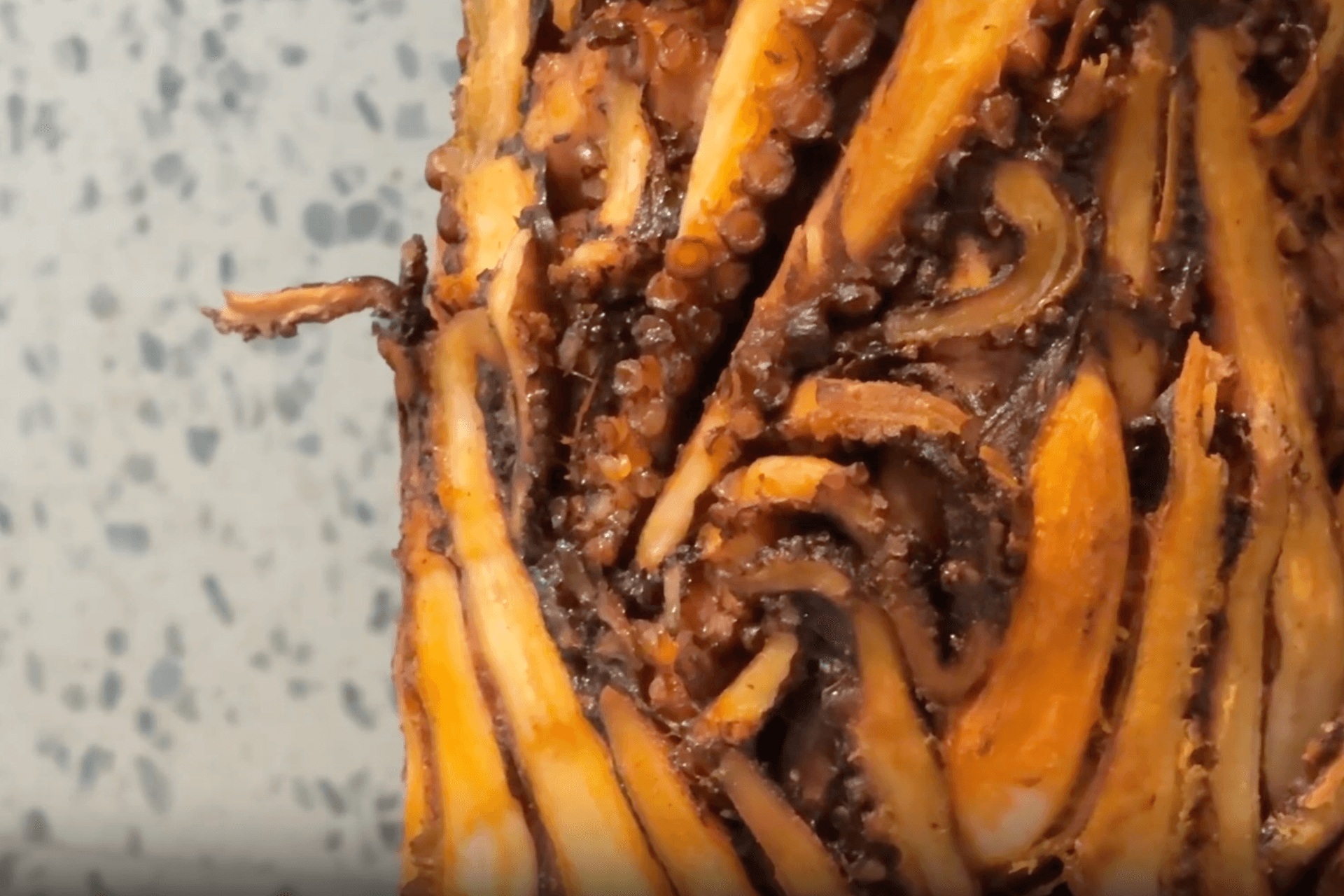 In einer Filiale der Kette "Pescobar" in Karlsruhe wird Oktopus-Döner angeboten. In einer Filiale der Kette "Pescobar" in Karlsruhe wird Oktopus-Döner angeboten.