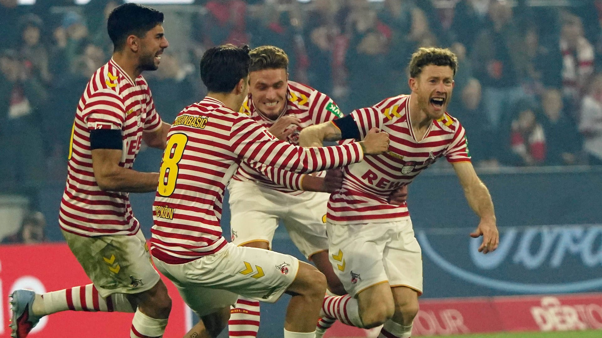 Florian Kainz (r.) traf per Freistoß für Köln: Gegen den HSV holten die "Geißböcke" einen wichtigen Sieg. Florian Kainz (r.) traf per Freistoß für Köln: Gegen den HSV holten die "Geißböcke" einen wichtigen Sieg.