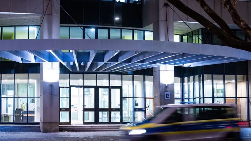 Ein Polizeiauto fährt am Bereitschaftsgericht vom Amtsgericht Tiergarten vorbei: Einem 22-Jährigen Syrer wird vorgeworfen, den Anschlag geplant zu haben.