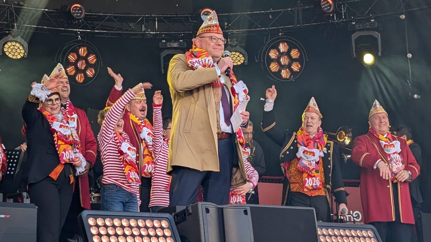 11.11 Uhr in Köln: OB Torsten Burmester (SPD) bei der Sessionseröffnung auf dem Heumarkt.
