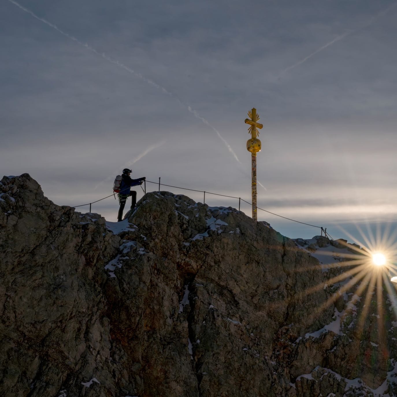 Zugspitz-Gipfelkreuz wird ins Tal geflogen und restauriert